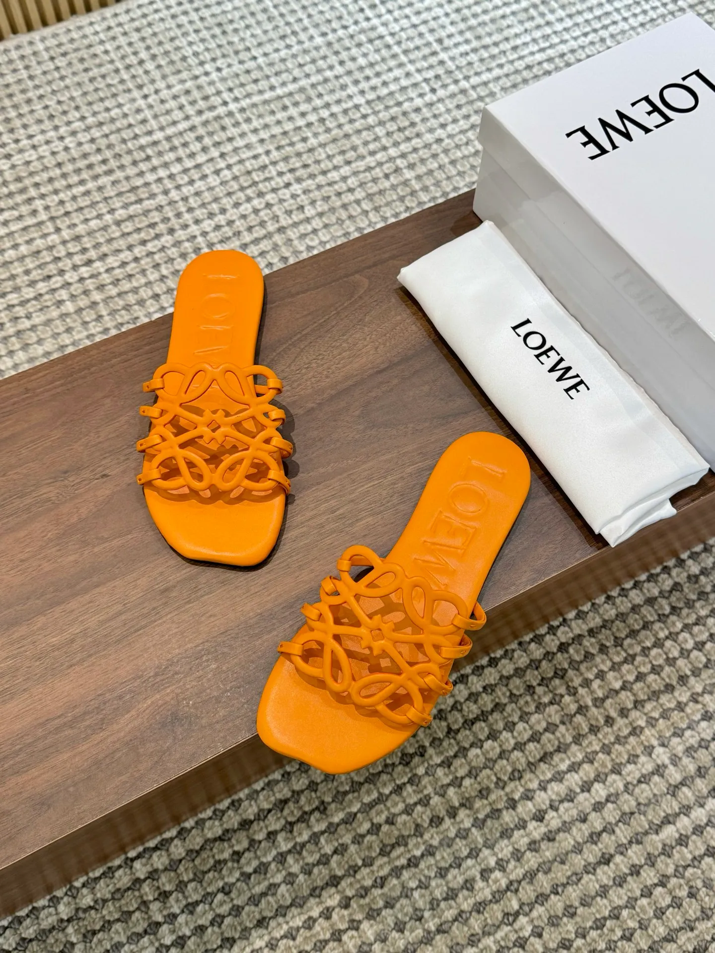 👟👟Ex-factory price 400👟👟 The latest 2025 LOEWE, summer limited edition hollow slippers, they are so beautiful on your feet! ! ! Highly recommended, a super lazy drag, the same style worn by celebrity bloggers! Fabric: Imported sheepskin (black, white, apricot, red, pink, five colors) Lining: Imported sheepskin Outsole: Genuine leather injection dyed bottom Number: 35-42